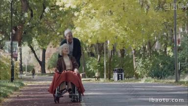 幸福的老年夫妇在公园里做<strong>瑜伽</strong>